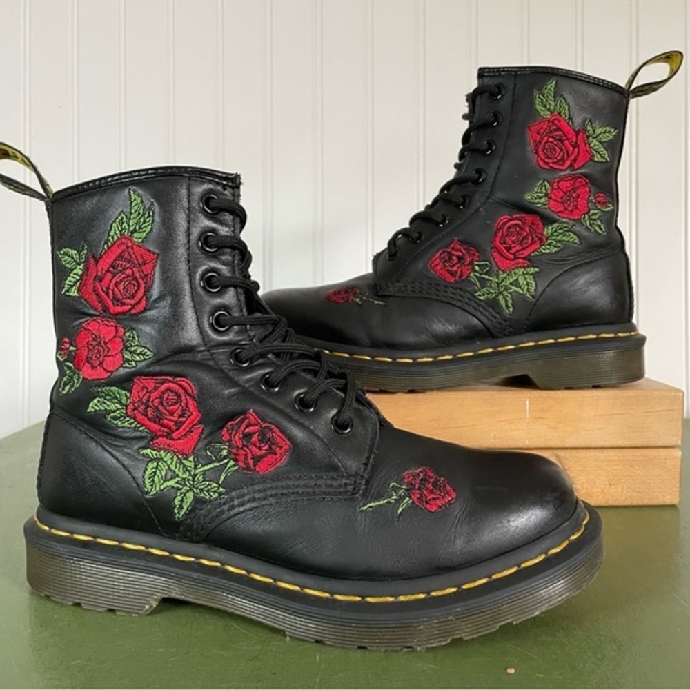 Dr Martens VONDA Rose Embroidered #1460 Boots in Black Leather *Thailand*